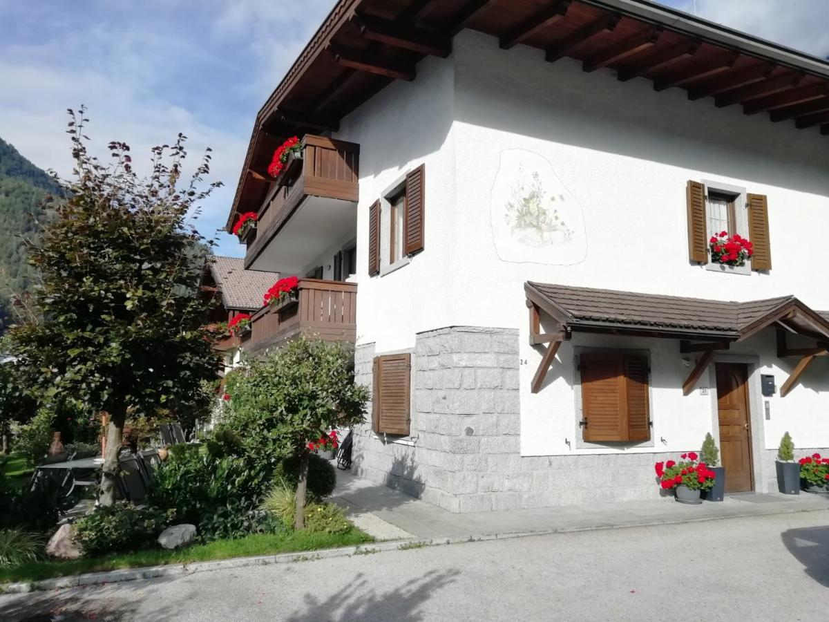 Appartamento Con Giardino Carisolo Exterior photo